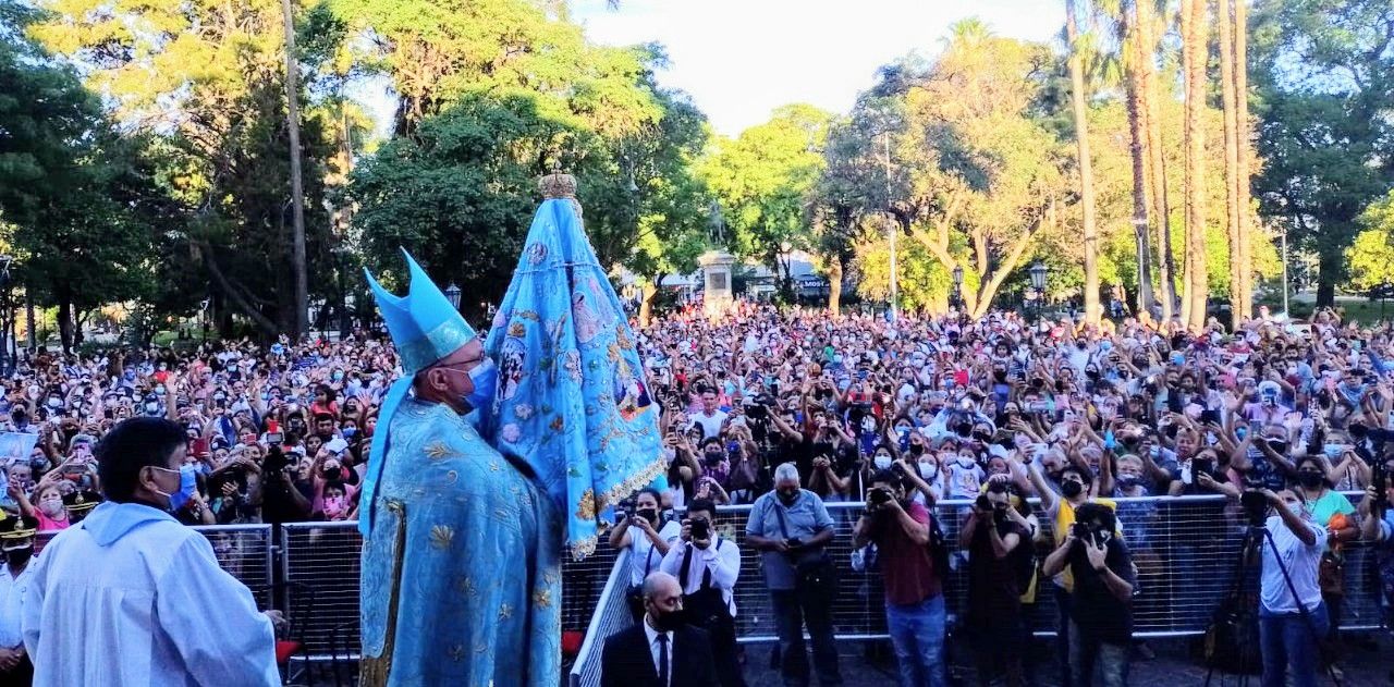 se-realizo-la-solemne-bajada-de-la-sagrada-imagen