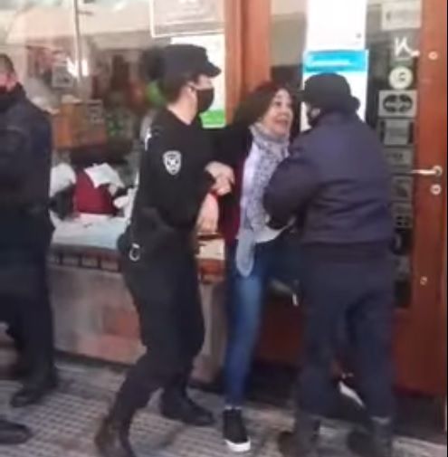 pasaron-a-disponibilidad-a-la-policia-que-detuvo-a-comerciantes-por-regar-la-vereda