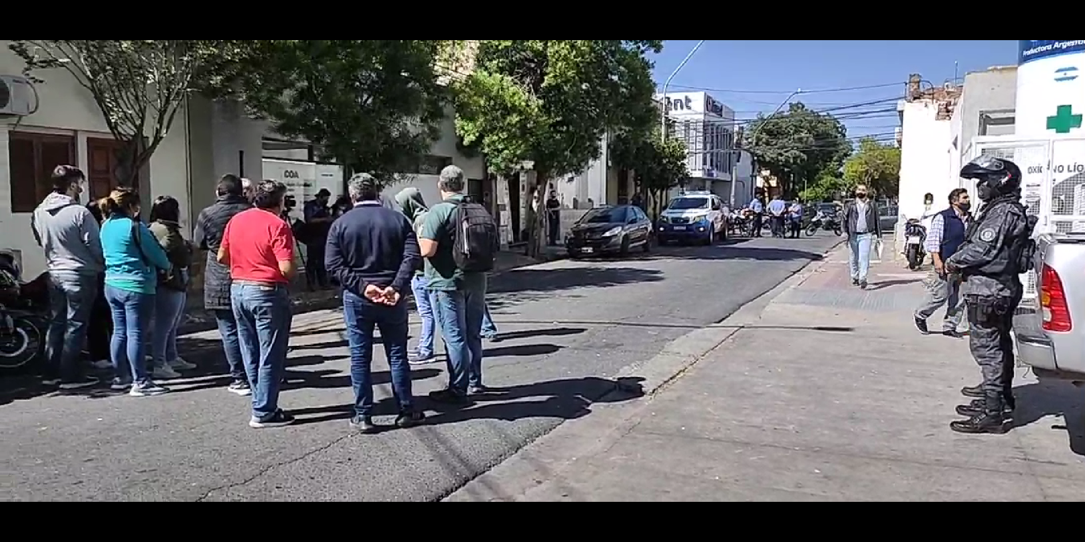 ahorristas-protestaron-frente-al-sanatorio-donde-esta-internado-bacchiani