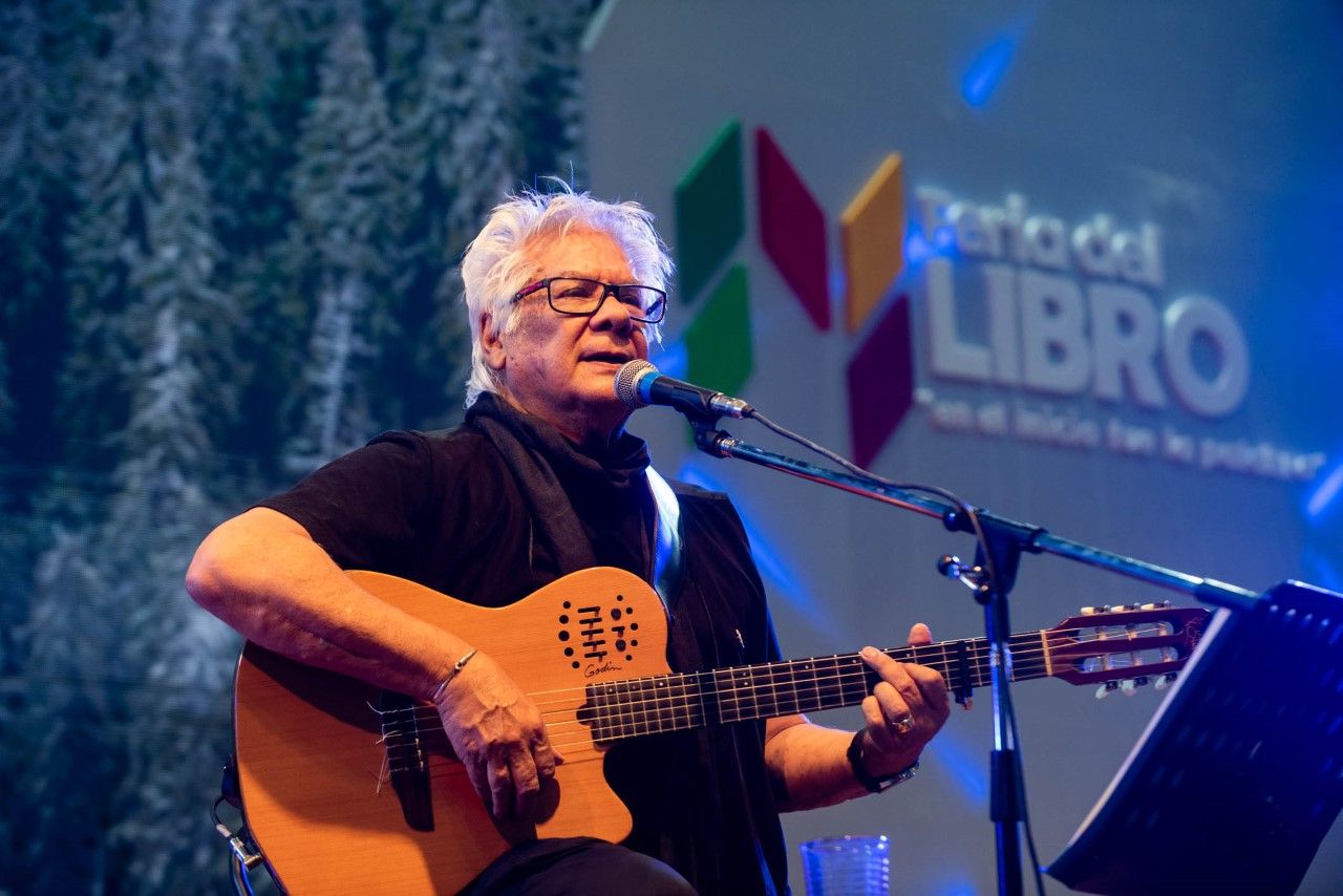 en-su-faceta-de-escritor-y-con-sus-canciones-de-siempre-victor-heredia-renovo-el-carino-con-el-publico-de-catamarca