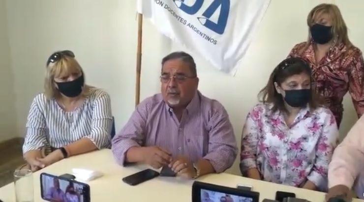 los-gremios-docentes-se-levantaron-de-la-paritaria-por-la-ausencia-de-los-ministros