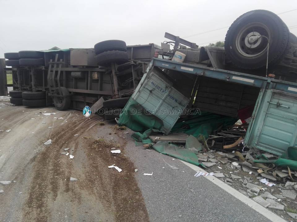 fallecio-en-el-acto-al-volcar-un-camion-con-acoplado